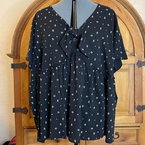 Torrid - Short Sleeve V Neck Top - Size 5X/ 28